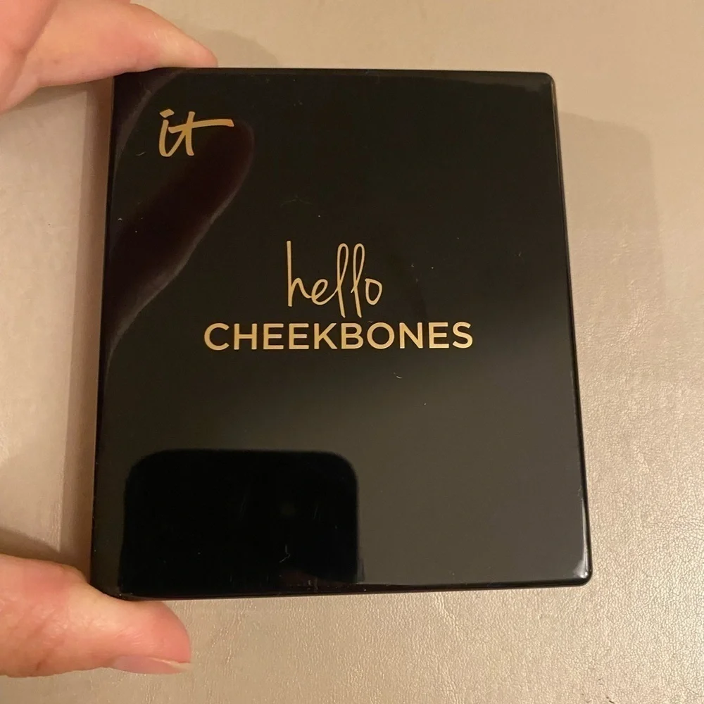 NIB IT Cosmetics contour, palette women’s make up brand new hello cheekbones‌‌‌‌
